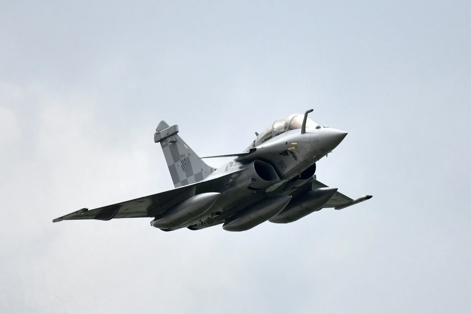 Hırvatistan Hava Kuvvetleri'nin filoya kattığı ilk Dassault Rafale uçağının Pula Hava Üssü'ne varışı