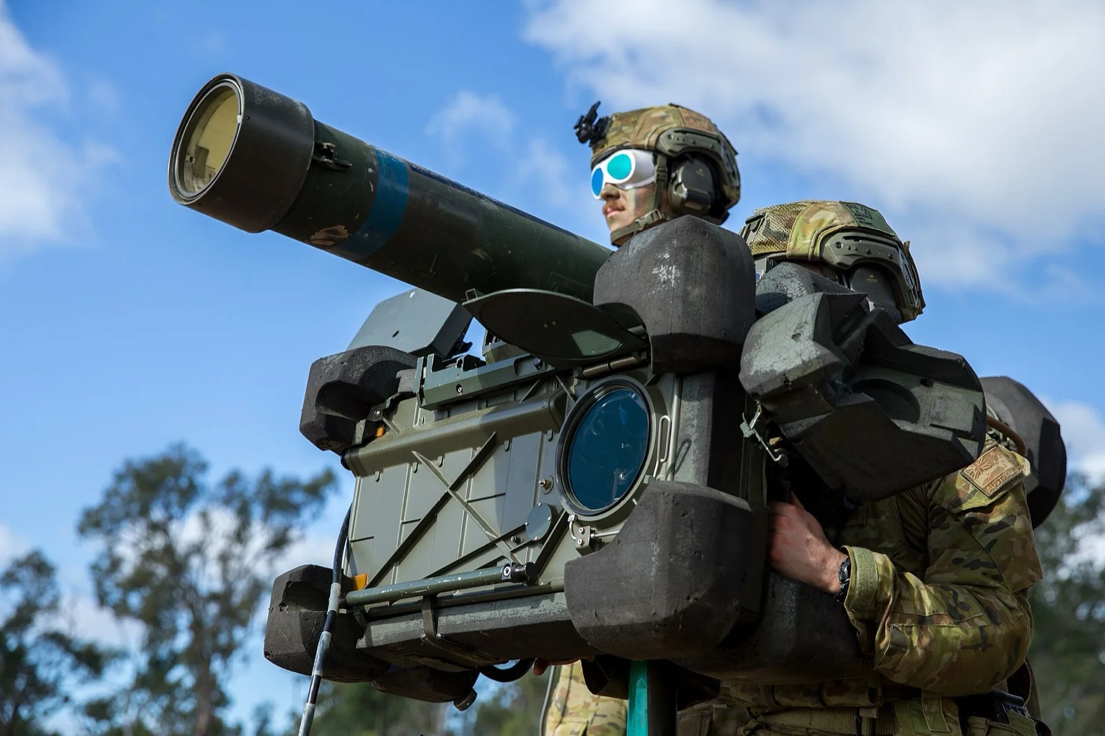 Dünyanın En İyi 10 Taşınabilir Hava Savunma Füzesi: SUNGUR Zirvede — Stinger, Starstreak, Igla-S Karşılaştırması 16 RBS 70 NG — sehpa üzerinde konuşlandırılan lazer huzme güdümlü İsveç sistemi; nişancı hedefi atış boyunca izlemeye devam ediyor.