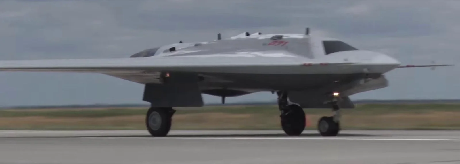 Dünyanın En İyi 10 İnsansız Savaş Uçağı: KIZILELMA Zirvede — X-47B, nEUROn, MQ-28 Karşılaştırması 14 Sukhoi S-70 Ohotnik insansız savaş uçağı kalkış sırasında