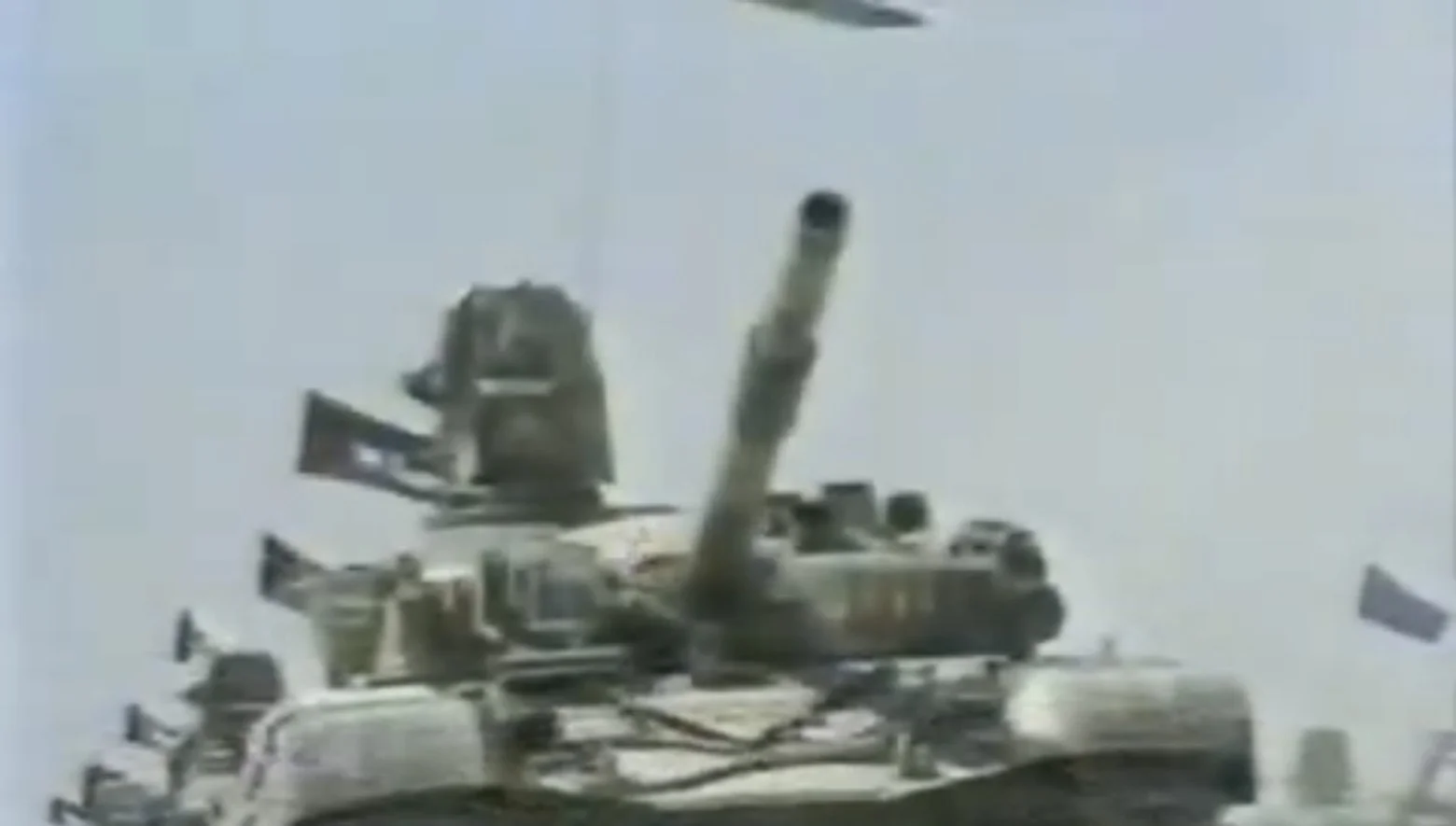 Suriye ordusuna ait T-72 tankı geçit töreninde