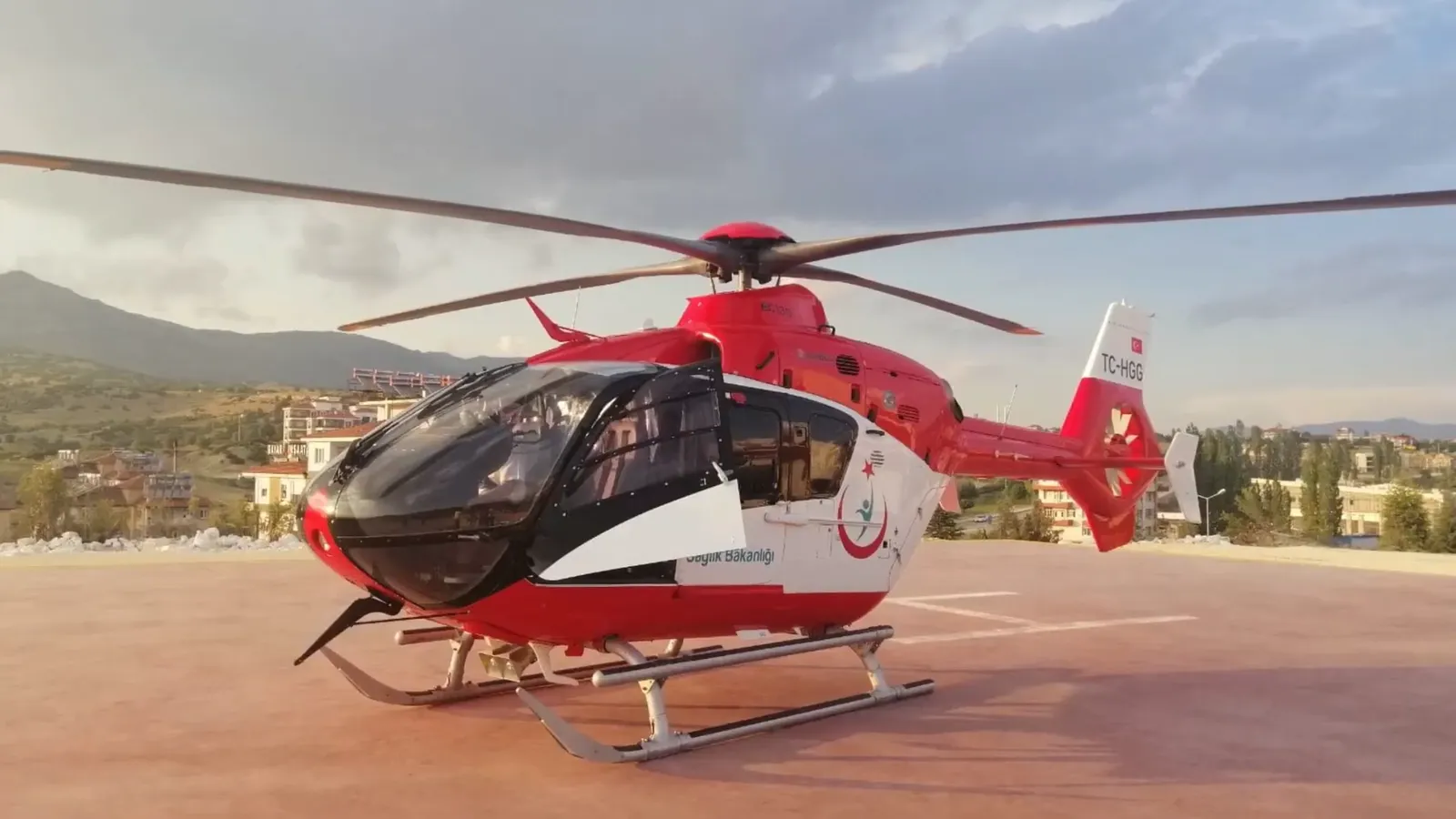 Sağlık Bakanlığı hava ambulansı TC-HGG: Türkiye'de ambulans helikopter hizmetinin omurgasını hafif çift motorlu sınıf oluşturuyor (Fotoğraf: Elmalı Belediyesi / Wikimedia Commons, CC BY 3.0)