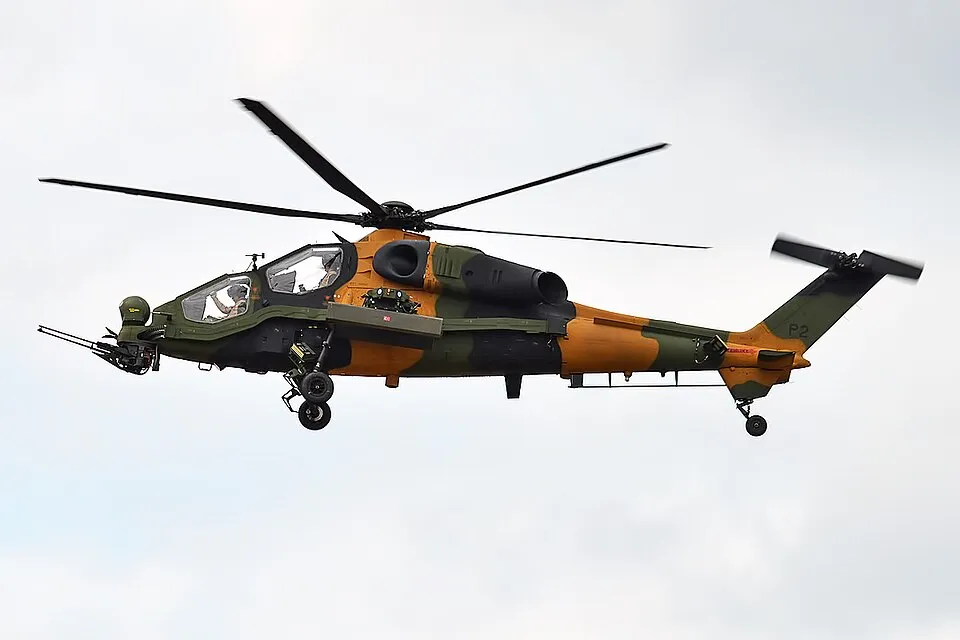 T129 ATAK taarruz helikopteri uçuşta