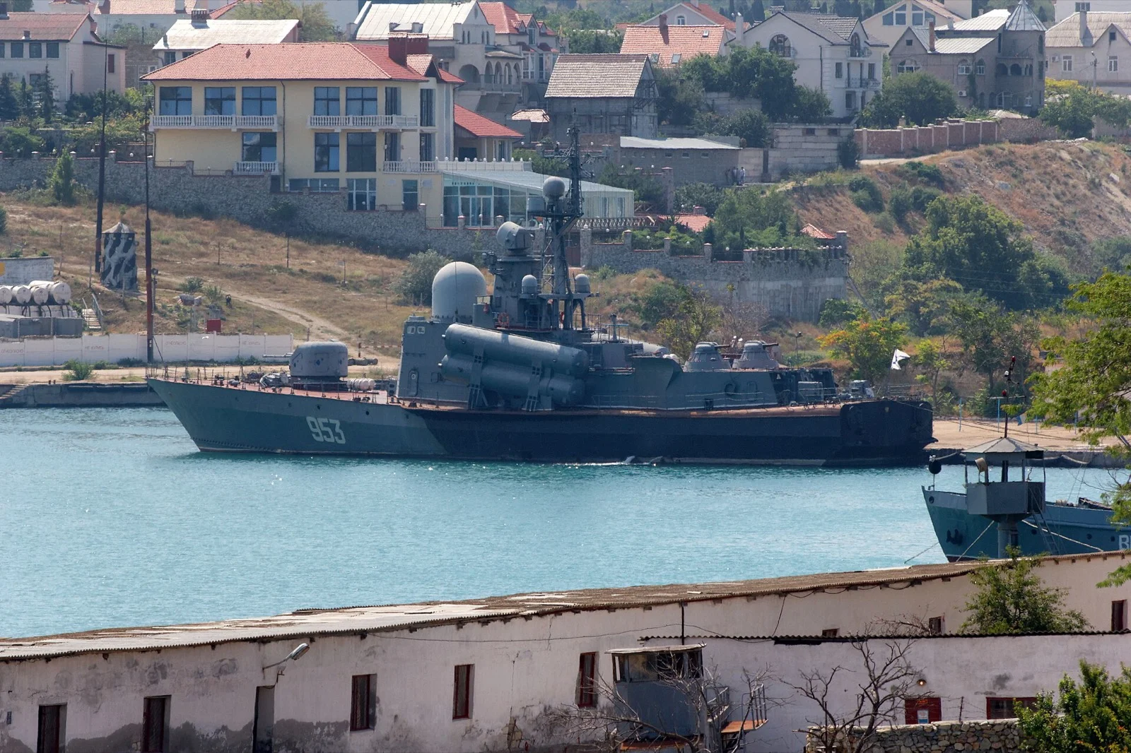Rusya Donanması Tarantul sınıfı füze botu limanda demirli