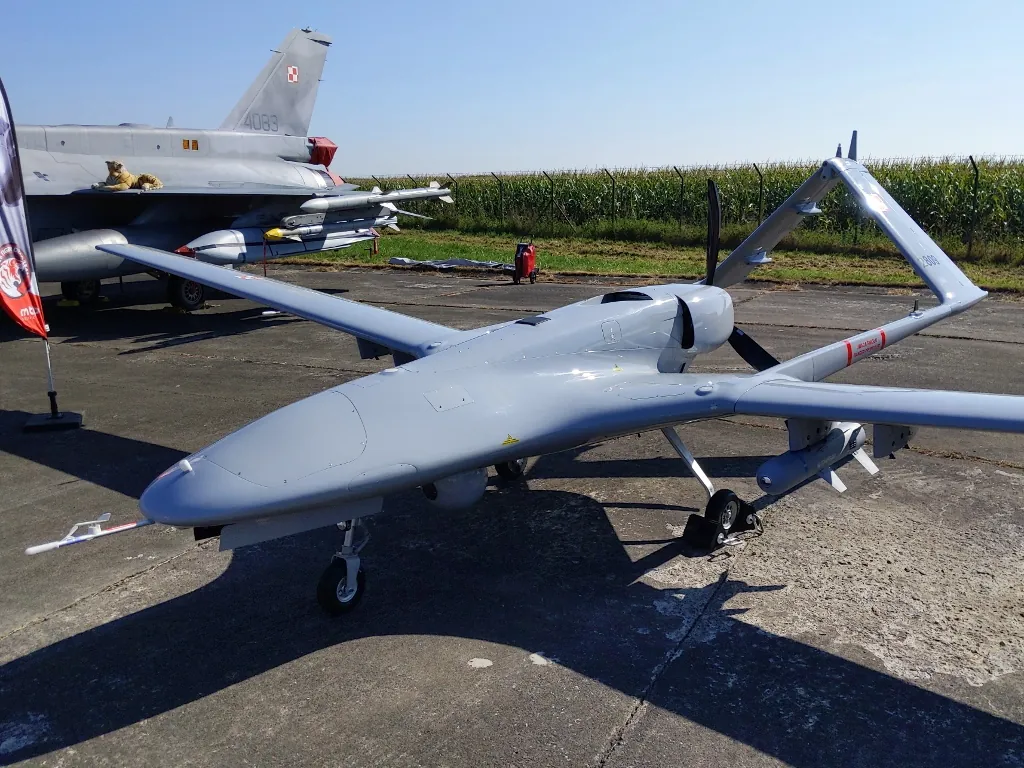 How the Bayraktar TB2 Became a Global Export Product: A Chronology of Six Thresholds 8 Polish Air Force Bayraktar TB2 with a Polish F-16 behind it