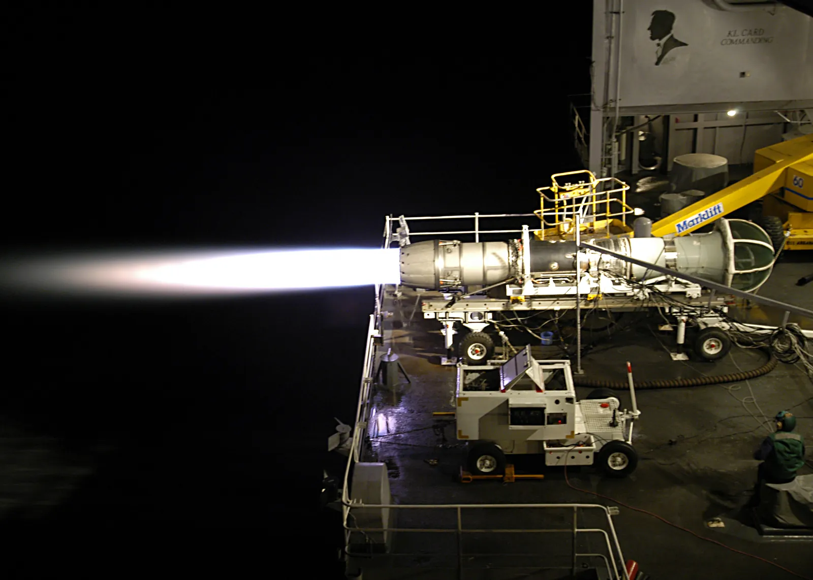 HÜRJET motoru: GE F404-104 itki, üretici ve yerli motor planı 5 General Electric F404 ard yanmalı turbofanın yer test hücresindeki çalışması; ard yanma devredeyken oluşan alev hüzmesi görülüyor. Görsel F404 ailesine ait örnek bir test kaydıdır; HÜRJET'te kullanılan F404-104 varyantının birebir test görüntüsü değildir. Kaynak: Wikimedia Commons (CC BY-SA)