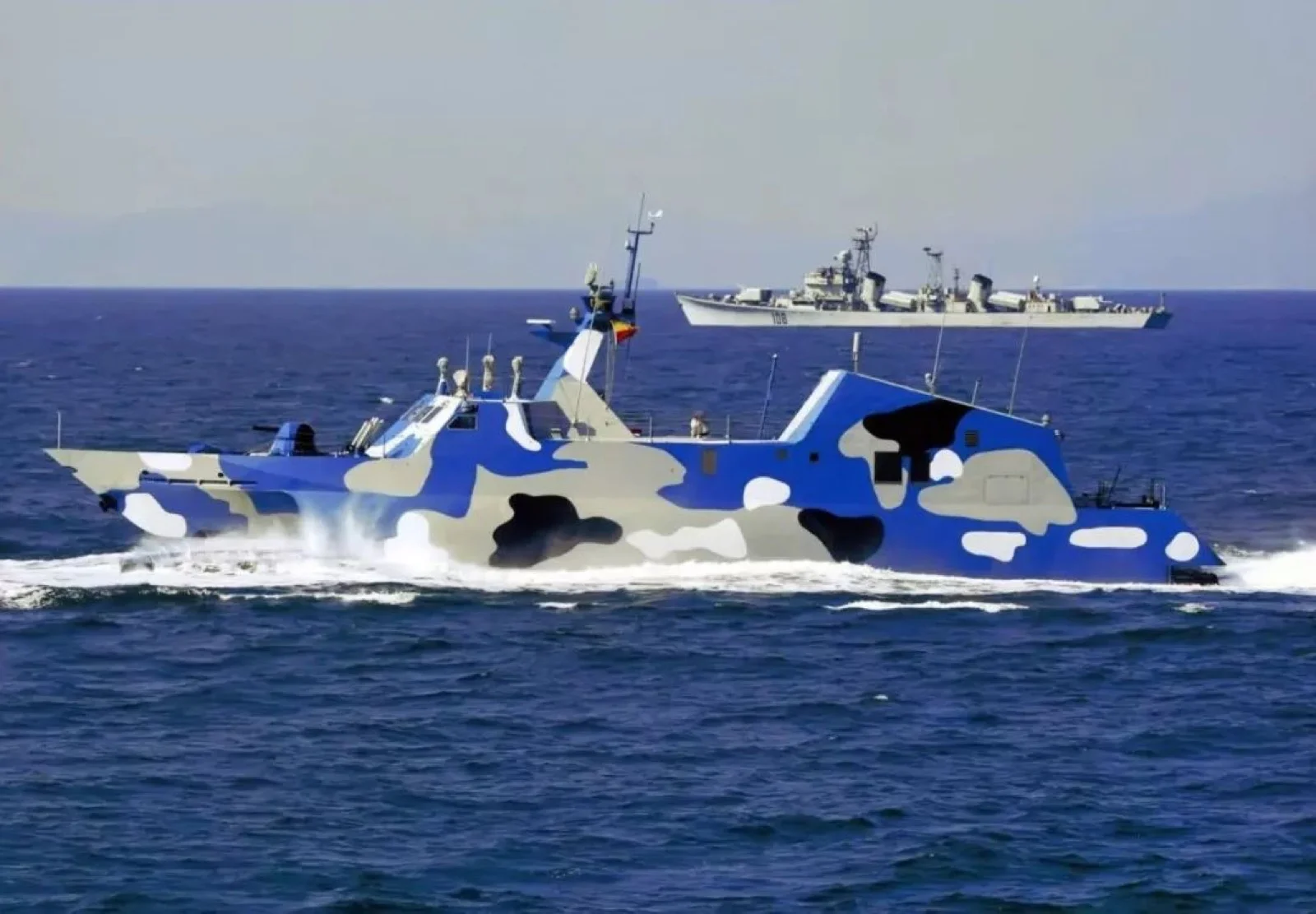 Çin Donanması Type 022 Houbei sınıfı katamaran hücumbot seyir halinde