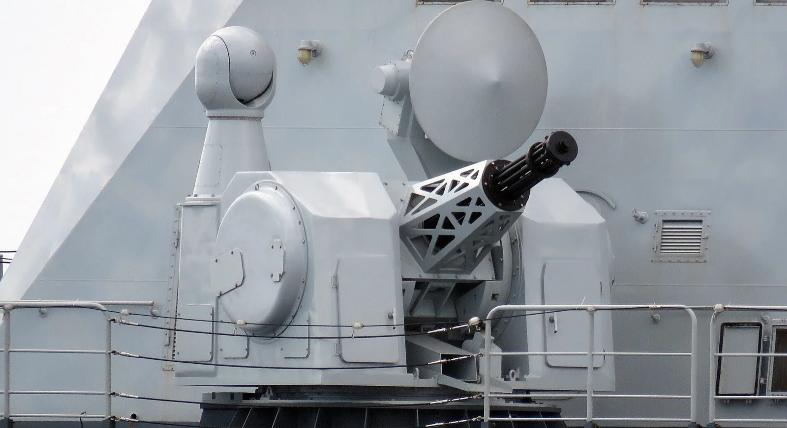 Dünyanın En İyi 10 Yakın Hava Savunma Sistemi: GÖKDENİZ Zirvede — Phalanx, Goalkeeper, Type 1130 Karşılaştırması 17 Type 1130 CIWS — Çin Donanması Handan (579) fırkateyninde, 11 namlulu 30 mm gatling ve takip radarı.