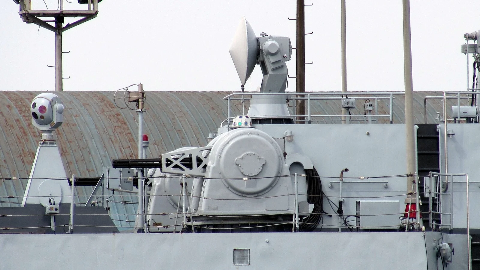 Dünyanın En İyi 10 Yakın Hava Savunma Sistemi: GÖKDENİZ Zirvede — Phalanx, Goalkeeper, Type 1130 Karşılaştırması 15 Type 730 CIWS — Pakistan Donanması PNS Saif fırkateyninde, ayrık takip radarı ve elektro-optik ünitesiyle.