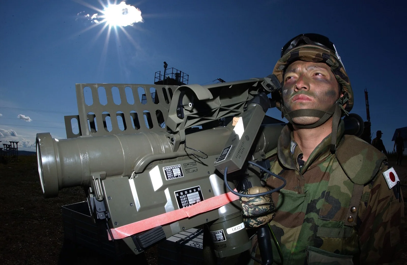 Dünyanın En İyi 10 Taşınabilir Hava Savunma Füzesi: SUNGUR Zirvede — Stinger, Starstreak, Igla-S Karşılaştırması 14 Type 91 Kai — Japon Kara Öz Savunma Kuvvetleri'nin taşınabilir hava savunma füzesi, atış pozisyonunda.