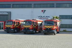 Volkan havalimanı yangın söndürme aracının saha fotoğrafı, üst yapı ve tank görünür
