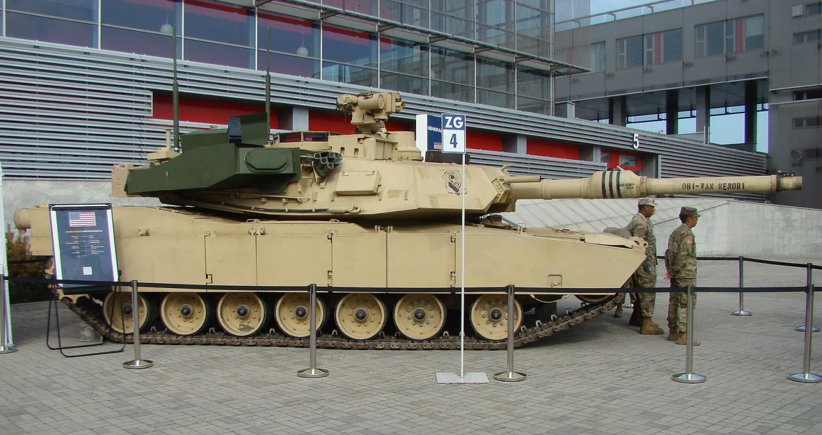 Abrams M1A2'nin 18 Yeni Kapasitesi 78 Trophy fırlatıcı maketleriyle sergilenen M1A2 SEPv2 Abrams