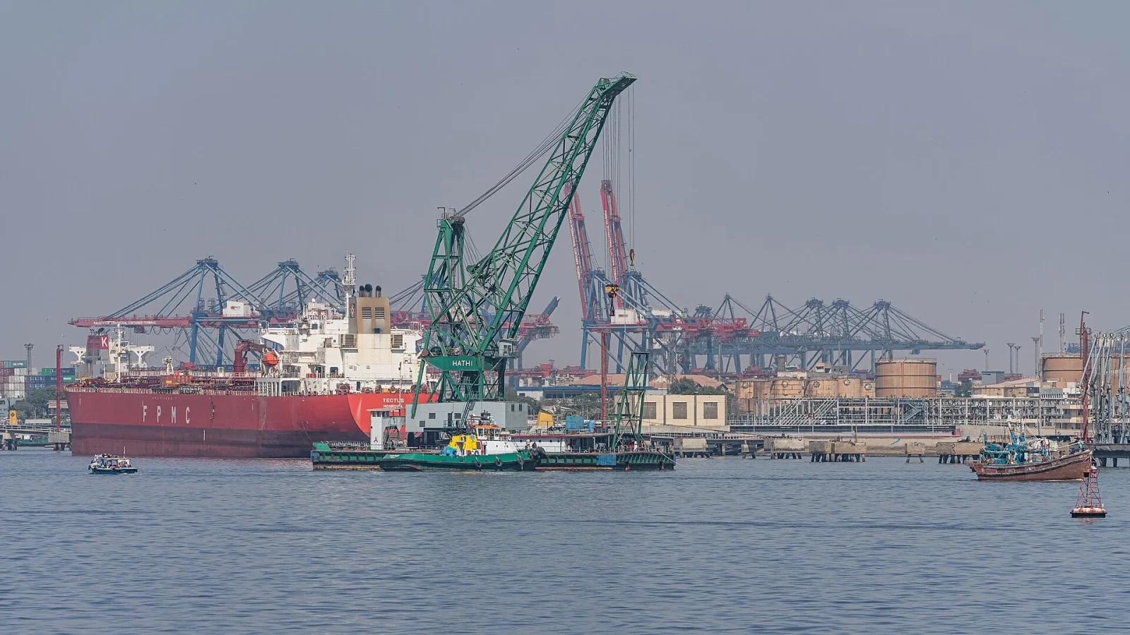 Karaçi Limanı konteyner terminali ve yük gemileri