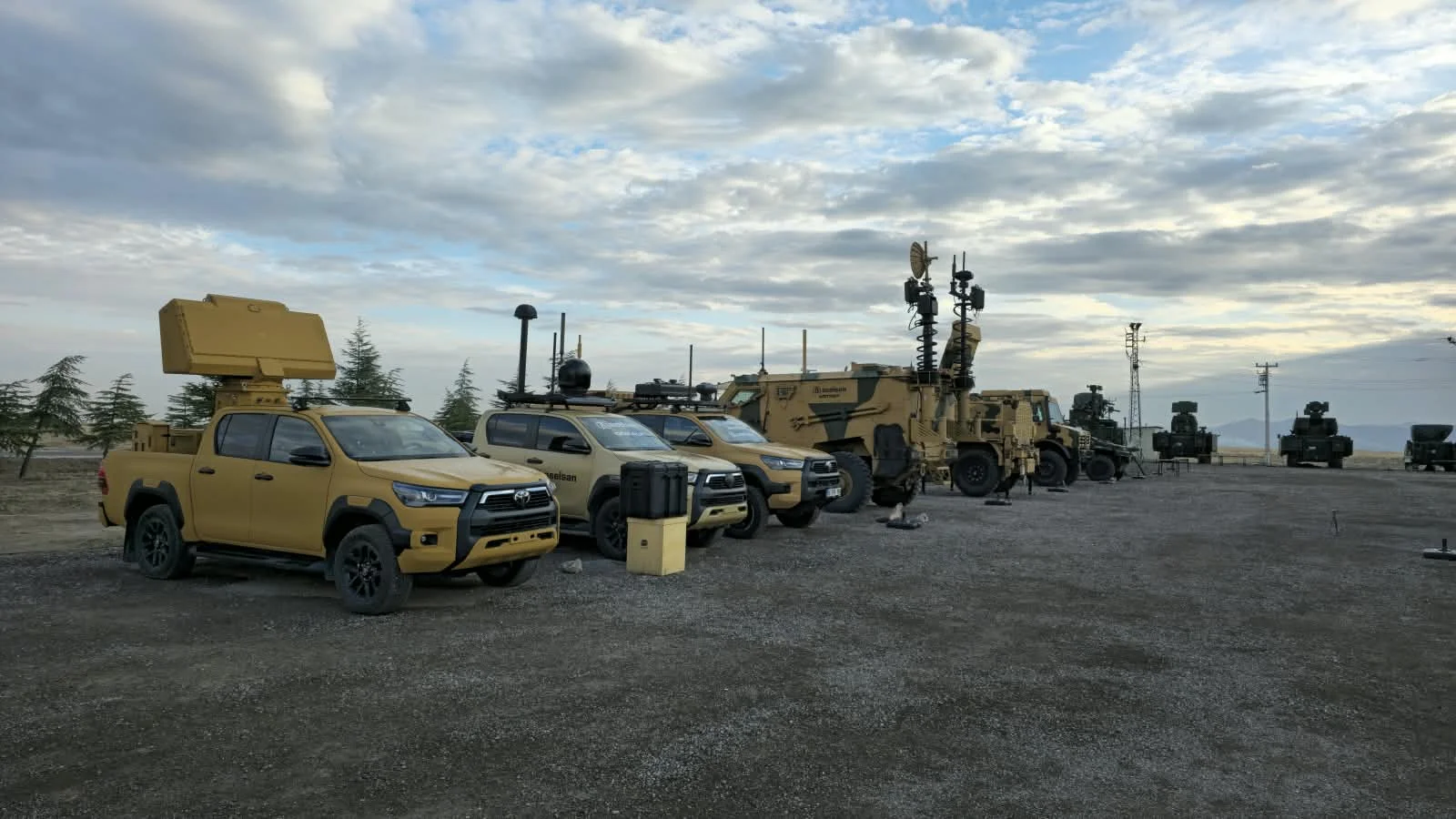 Radar ve anten taşıyan sarı renkli araçlar sıra sıra.