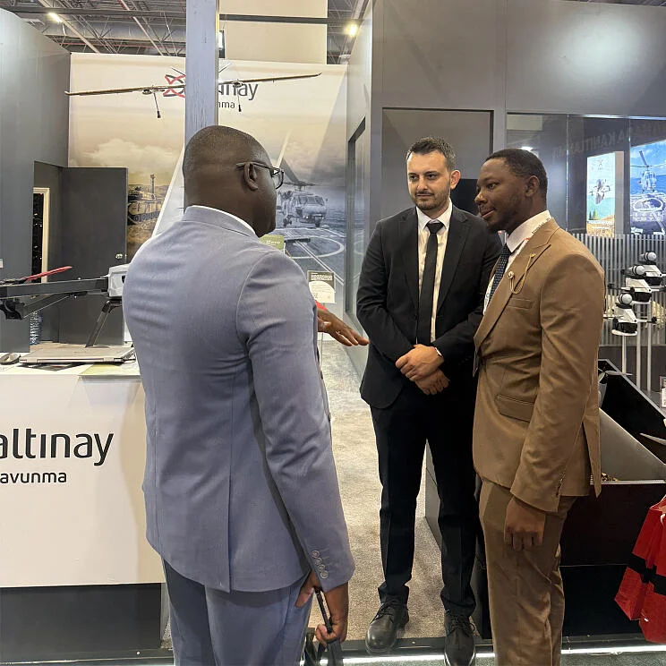 Visitantes internacionales en el stand de Altınay Savunma en MÜSİAD EXPO 2026, Estambul, septiembre de 2026