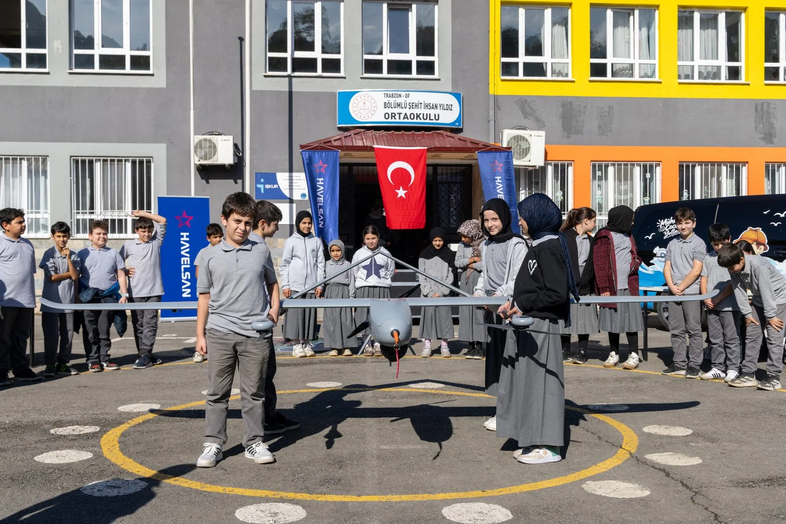 Of Bölümlü Şehit İhsan Yıldız Ortaokulu'nda BAHA İHA başında öğrenciler