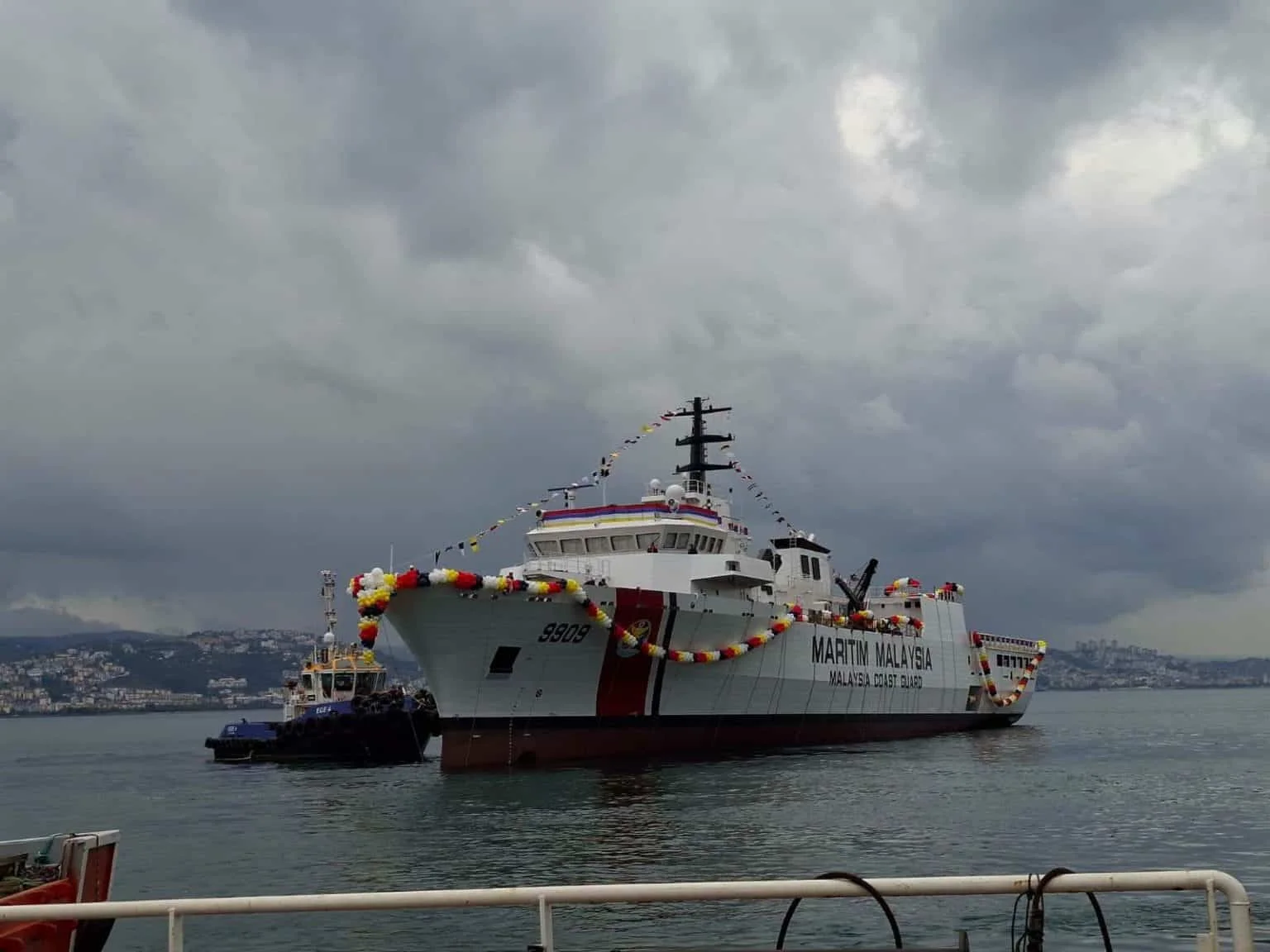DESAN'ın MPMS-1 Gemisi Denize İndi: Malezya'ya 2027'de Teslim 3 Malezya Sahil Güvenlik MPMS-1 gemisi İzmit Körfezi'nde römorkör eşliğinde