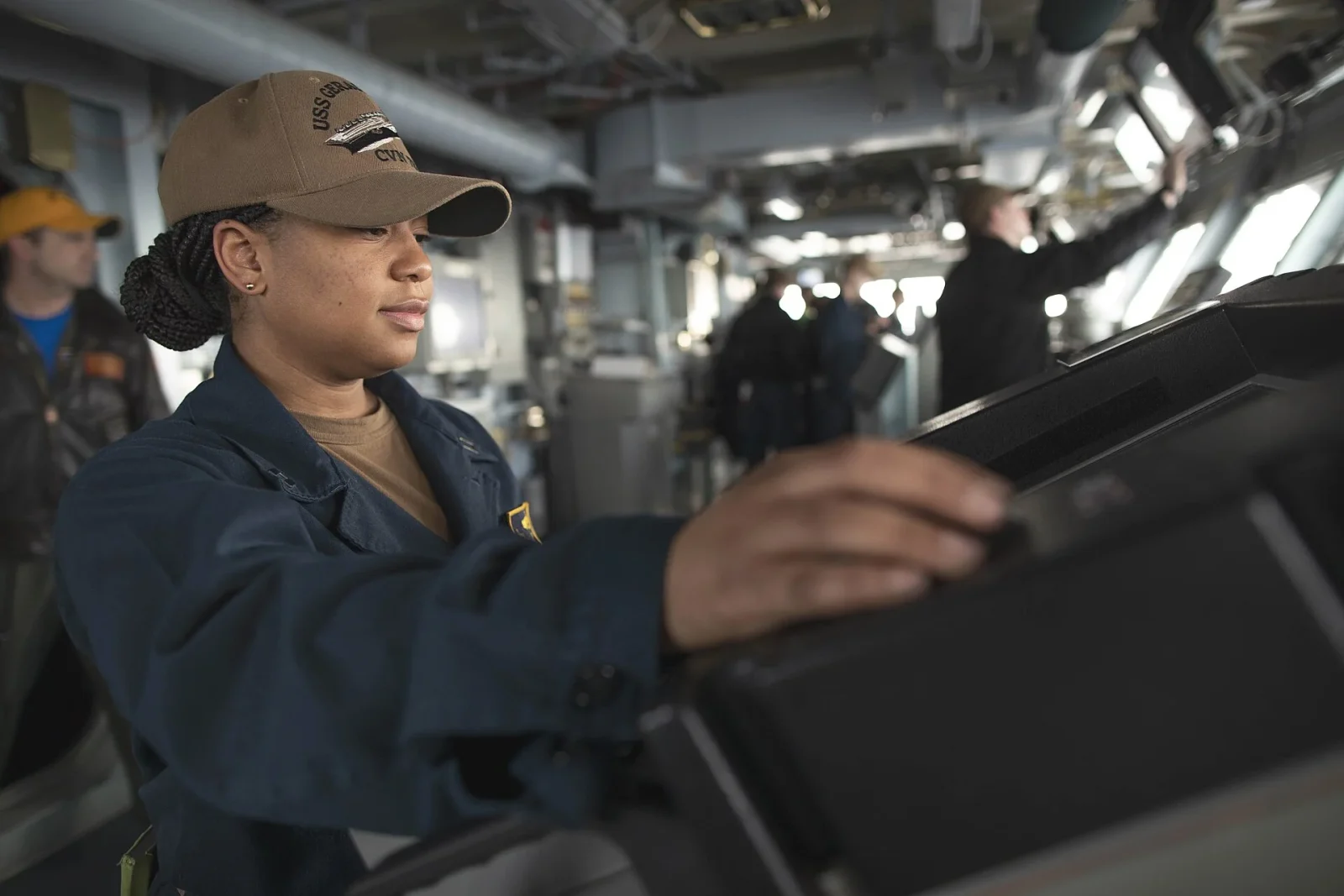 USS Gerald Ford'un 18 Devrim Niteliğindeki Özelliği 50 USS Gerald R. Ford'da konsol başında nöbet tutan subay