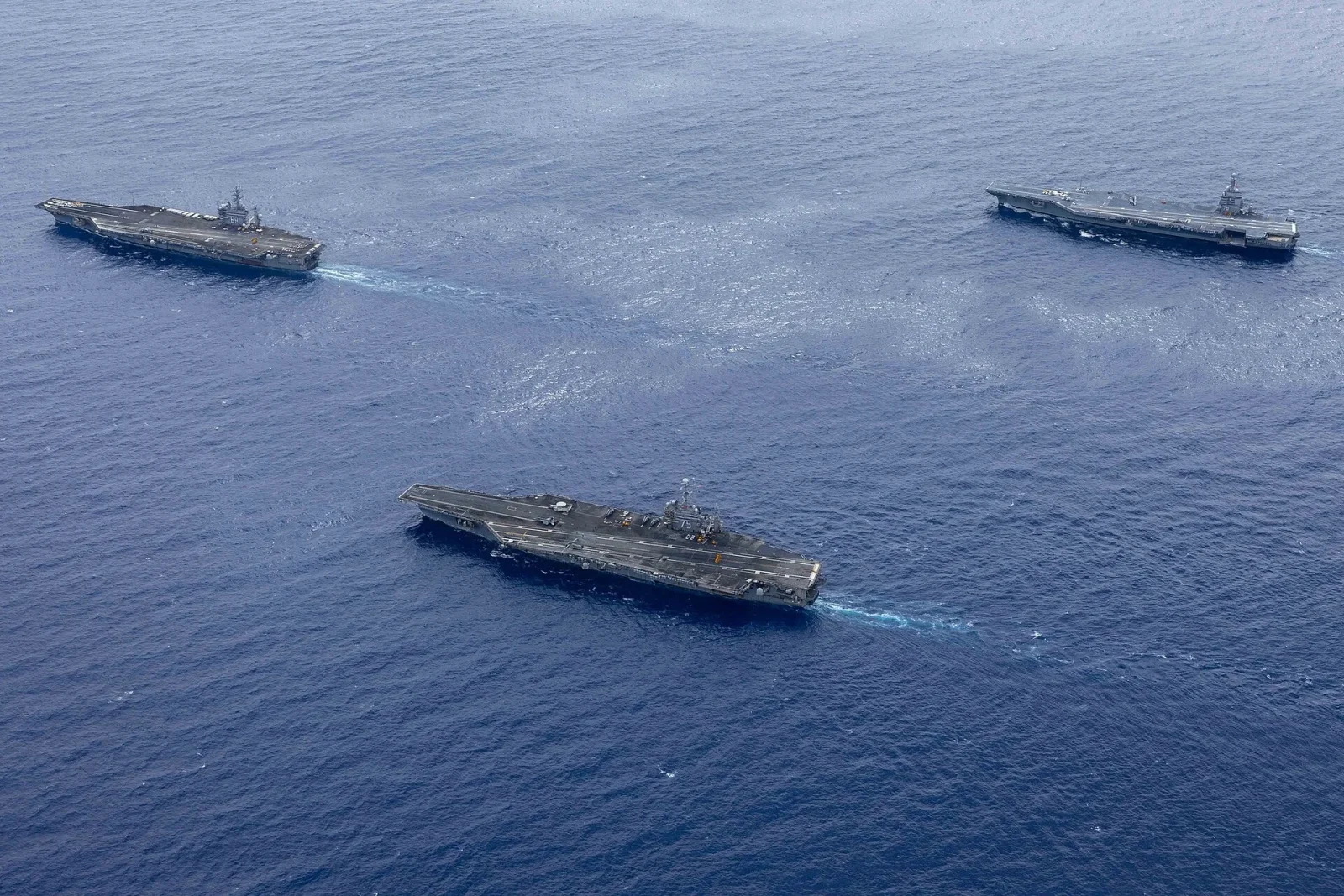 USS Gerald Ford'un 18 Devrim Niteliğindeki Özelliği 51 USS Dwight D. Eisenhower, USS Harry S. Truman ve USS Gerald R. Ford Atlantik'te birlikte seyrediyor