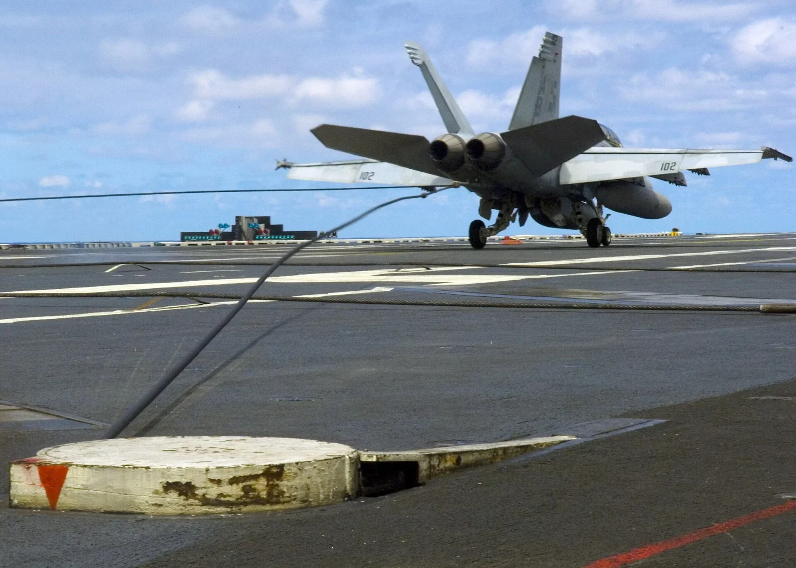 USS Gerald Ford'un 18 Devrim Niteliğindeki Özelliği 40 Uçak gemisi güvertesinde arresting kablosuna yakalanan bir F/A-18