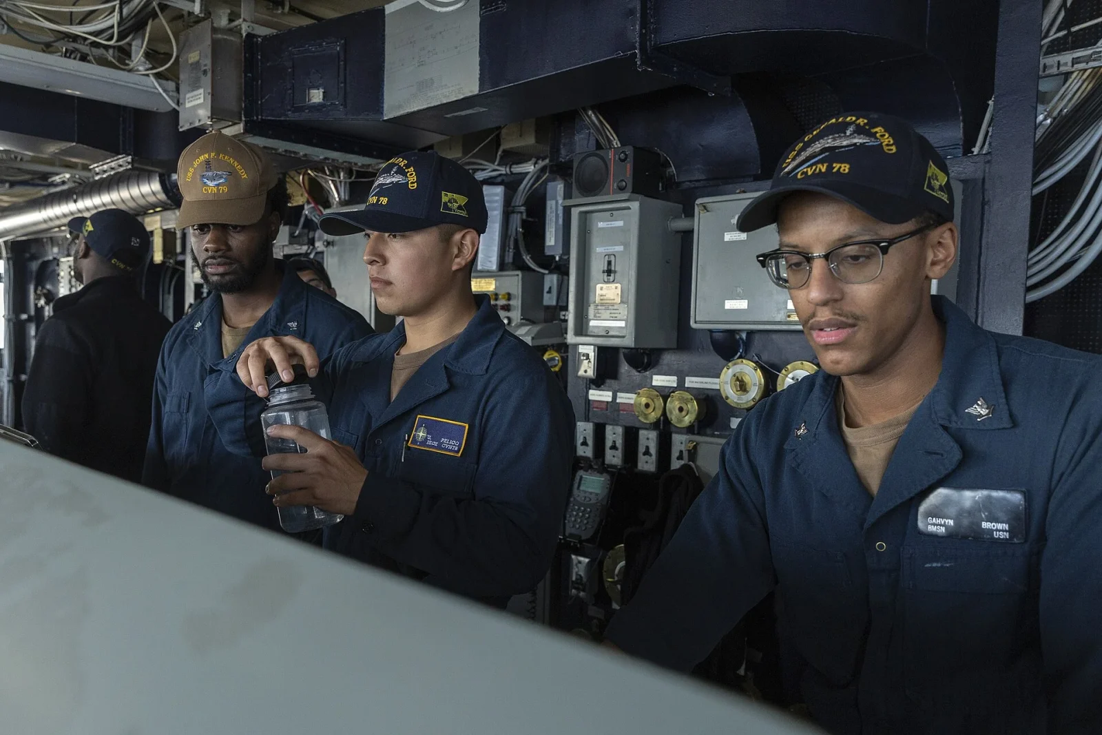 USS Gerald Ford'un 18 Devrim Niteliğindeki Özelliği 42 USS Gerald R. Ford'da gemi içi bir teknik mekânda görevli denizciler