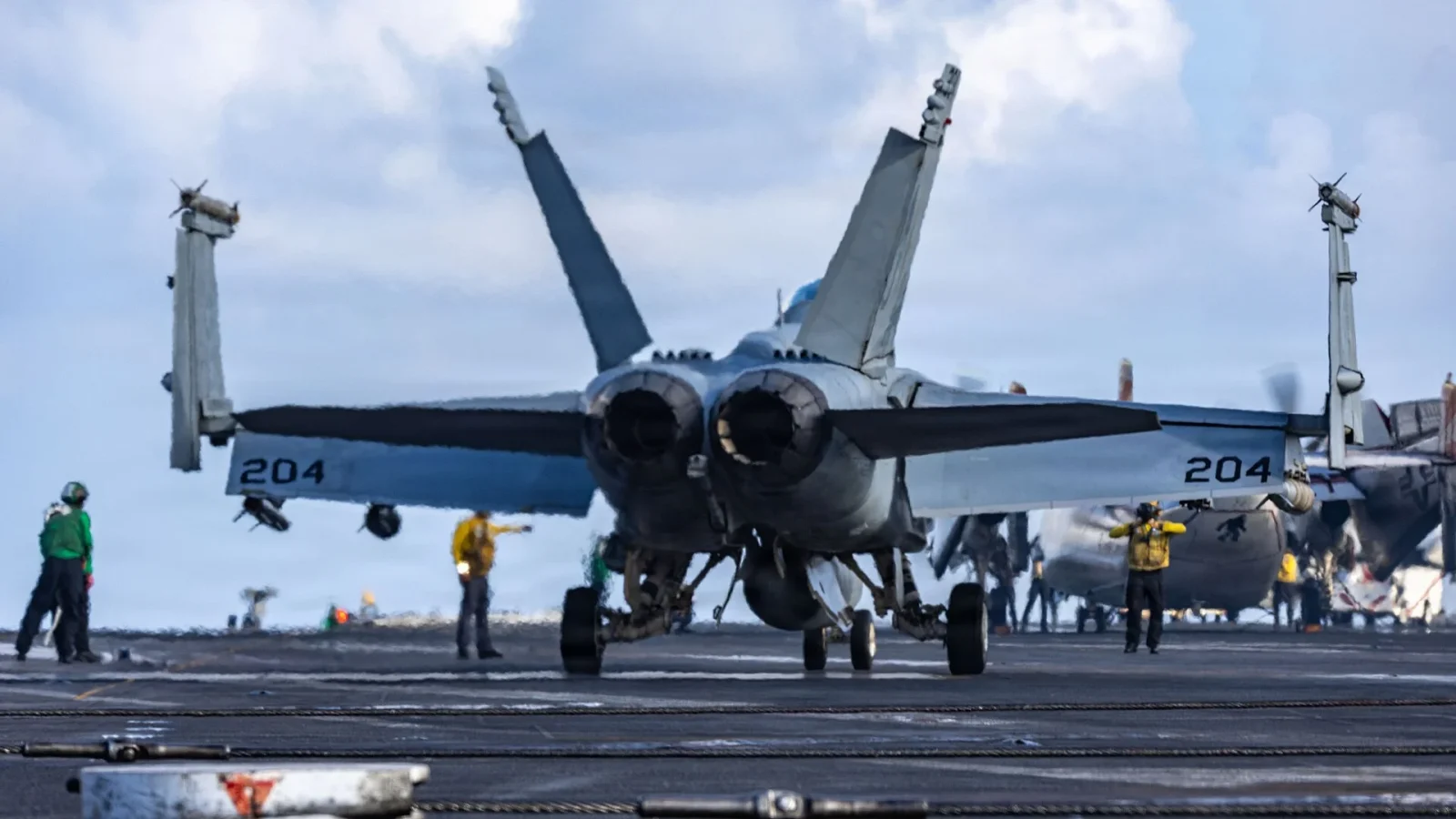 USS Gerald Ford'un 18 Devrim Niteliğindeki Özelliği 43 USS Gerald R. Ford güvertesinde F/A-18 Super Hornet ve güverte personeli