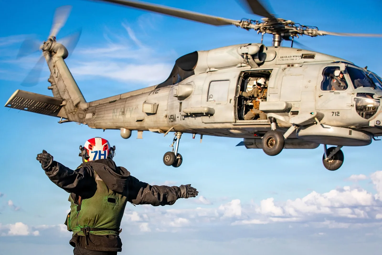 USS Gerald Ford'un 18 Devrim Niteliğindeki Özelliği 47 USS Gerald R. Ford güvertesi üzerinde havada duran MH-60 Seahawk ve işaretçi