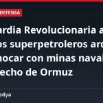 La Guardia Revolucionaria afirma que dos superpetroleros arden tras chocar con minas navales en el estrecho de Ormuz