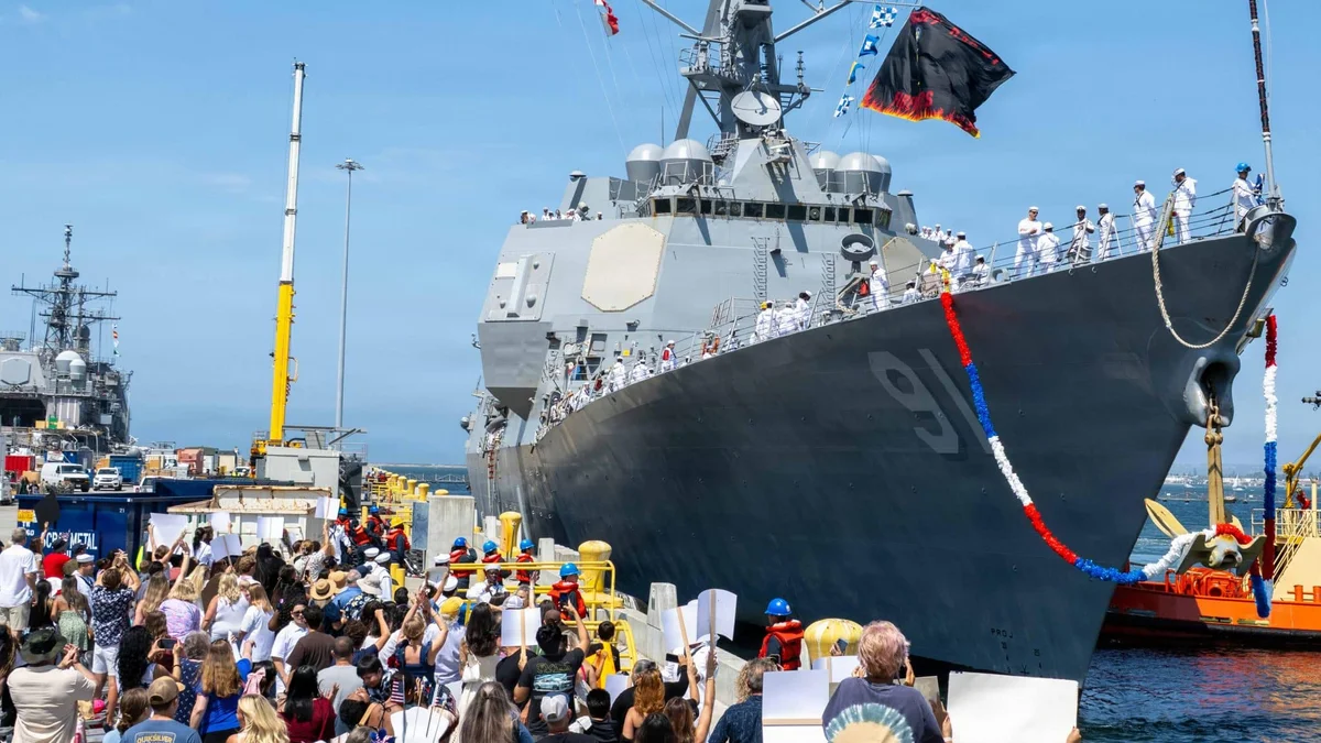 El USS Pinckney, primer destructor de EE. UU. en entrar en la segunda fase del DDG MOD 2.0 para recibir el radar SPY-6
