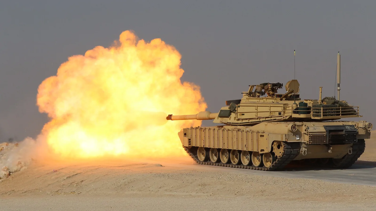 Abrams M1A2'nin 18 Yeni Kapasitesi 75 M1A2 Abrams 120 mm topla atış yaparken