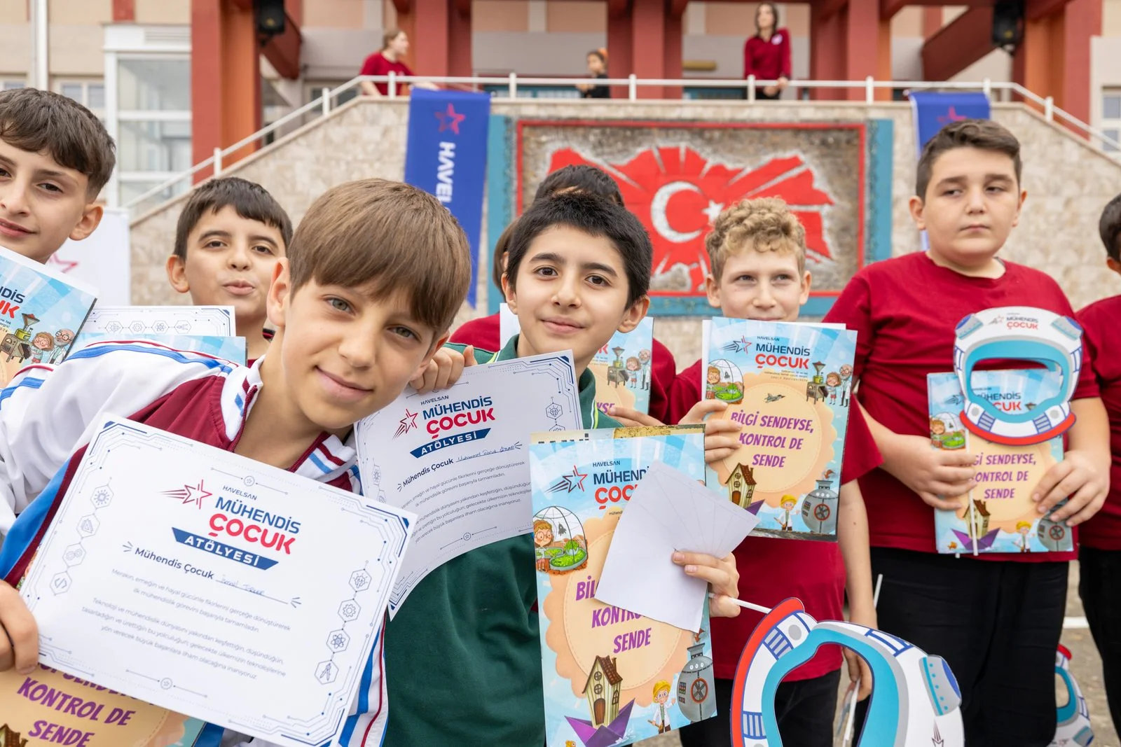 Öğrenciler Mühendis Çocuk katılım belgeleri ve dergileriyle