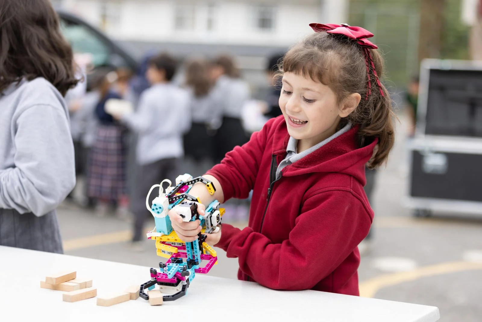 Robot kol atölyesinde kendi düzeneğini çalıştıran bir öğrenci