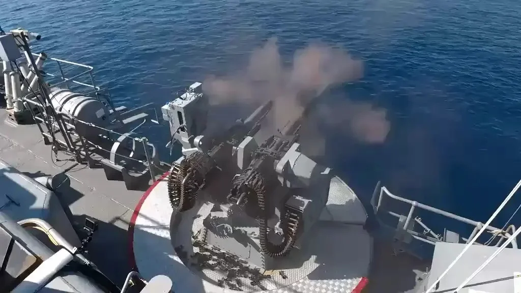 TOLGA 20 mm çift namlulu sistem TCG BEYKOZ güvertesinden atış yaparken